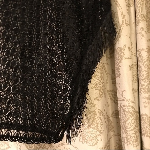WOMEN’S black crochet top with fringes along the sides. Size large. - Picture 2 of 4
